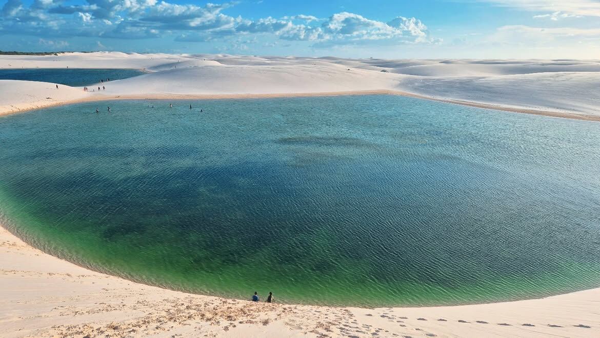 Grande lagoa turquesa entre dunas brancas em Santo Amaro, Lençóis Maranhenses