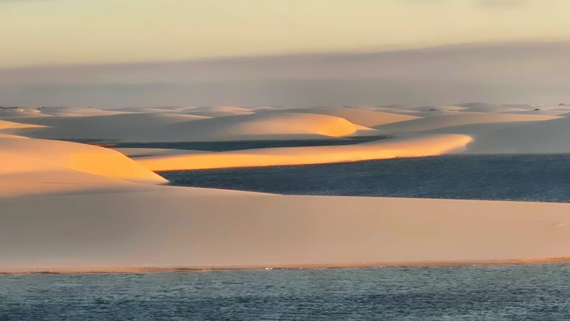 Dunas e lagoa ao amanhecer nos Lençóis Maranhenses